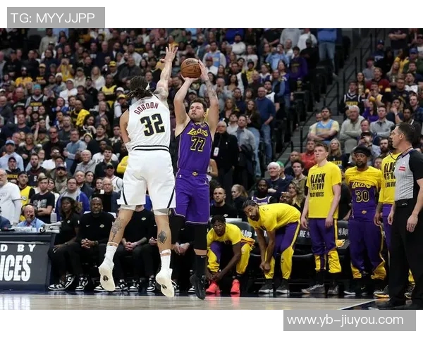 詹姆斯在东契奇和里夫斯的光芒下显得孤独让人心疼的篮球传奇